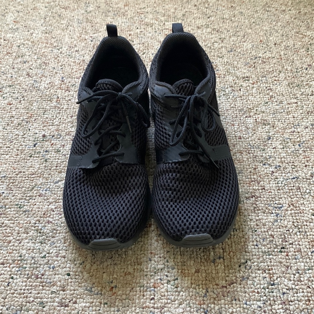 Black Nike sneakers lightly worn